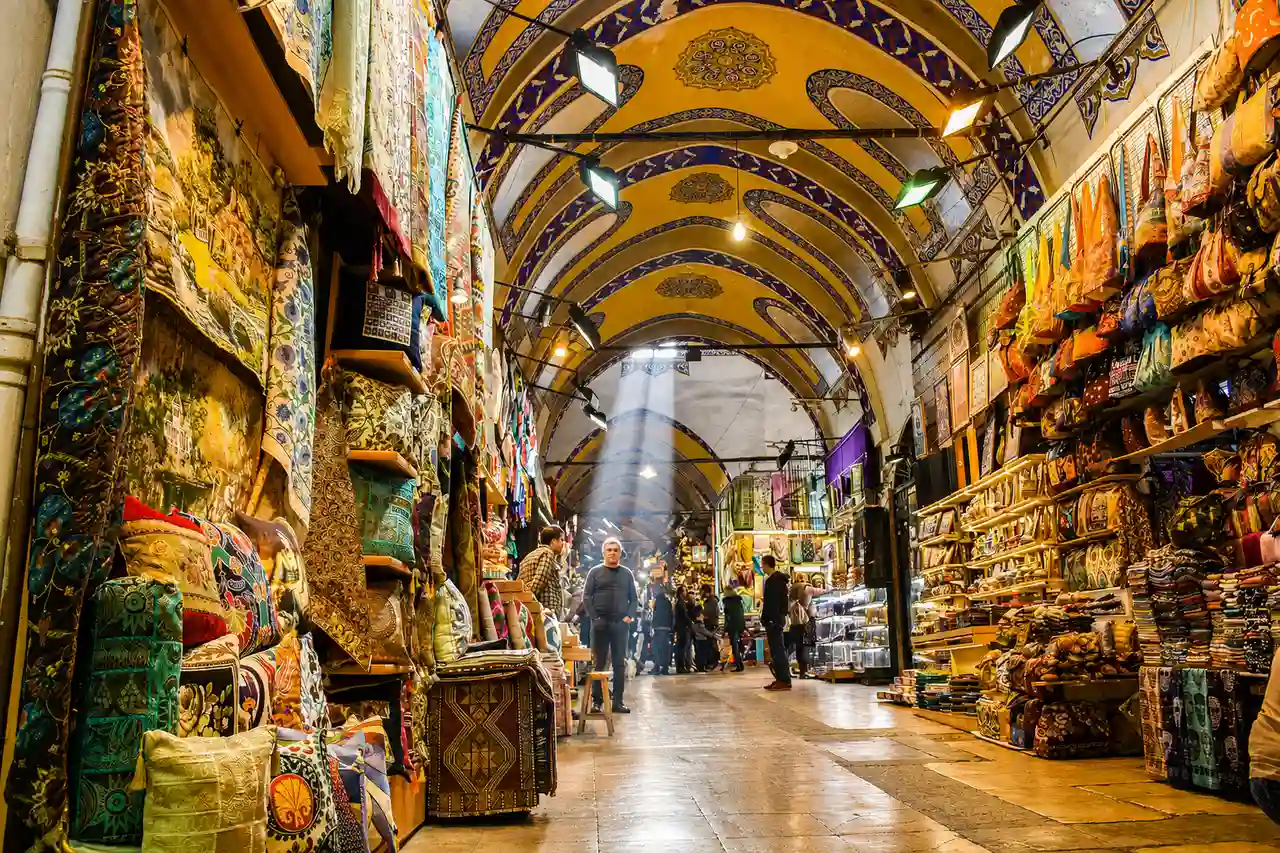 Een overdekte gang van de Grote Bazaar in Istanbul.