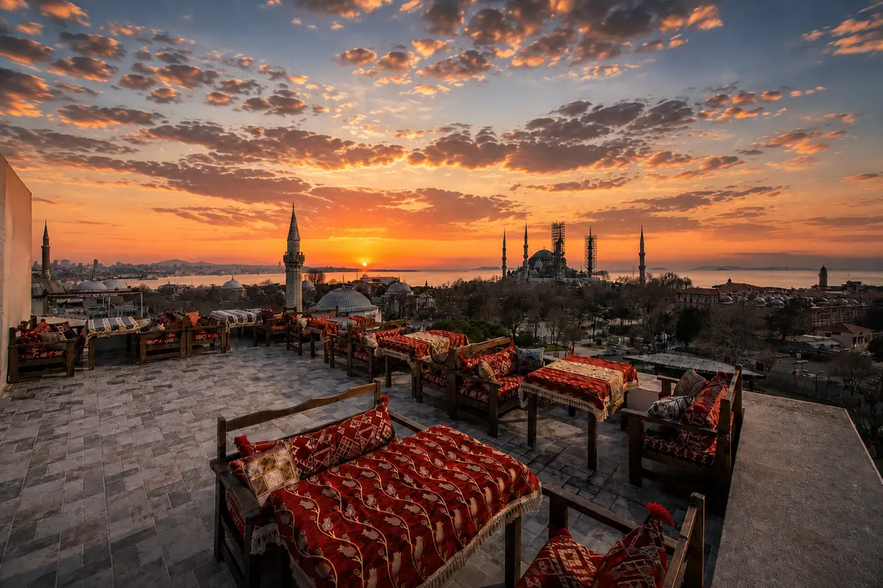 Uitzicht vanaf een hotel-dakterras in Sultanahmet, Istanbul.
