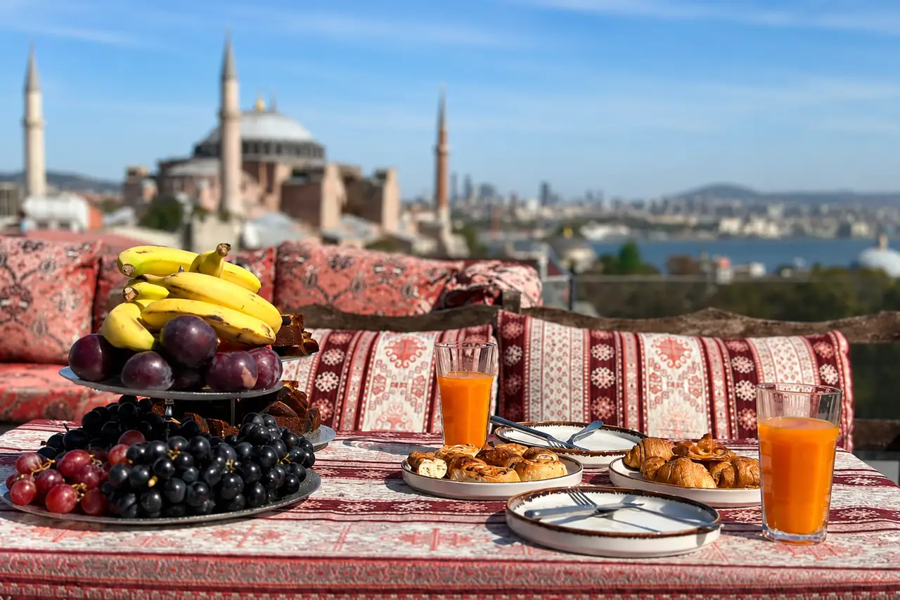 Een ontbijttafel bij het hotel in Istanbul.