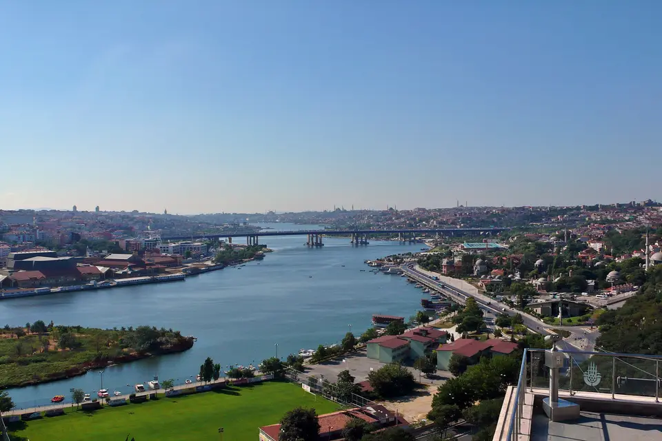De Gouden Hoorn gezien vanaf het uitkijkpunt bij Eyüp Sultan in Istanbul.